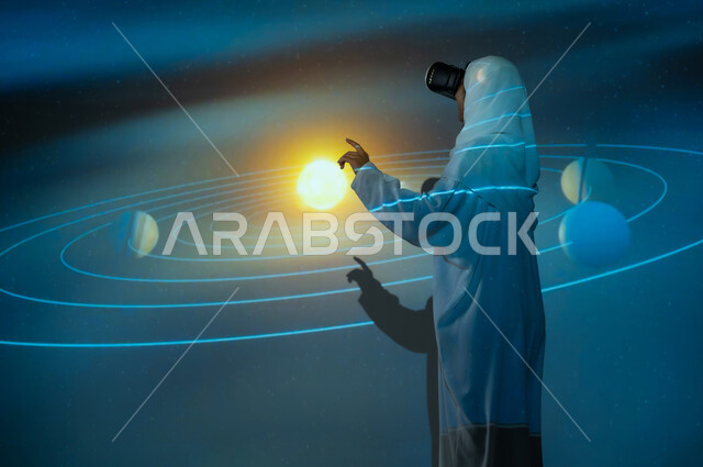 مسارات حركة الكواكب حول الشمس المتوهجة، صورة من الخلف لإمرأة عربية خليجية سعودي مبتسمة محجبة ترتدي العباءة تقف أمام الكواكب والنجوم تضع نظارات الواقع الافتراضي وتشير بإصبع السبابة الى شيء ما، الاهتمام بقطاع الفضاء في المملكة، خلفية هيولوجرامية ثلاثية الأبعاد