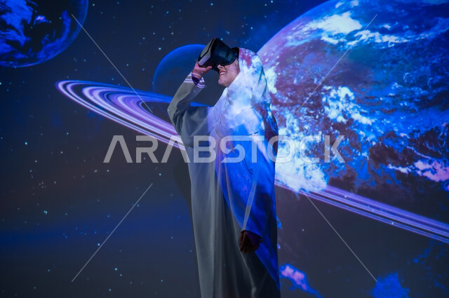 الاهتمام بقطاع الفضاء في المملكة، تعزيز مفهوم التطور الرقمي والتكنولوجي، استخدام التقنيات الحديثة، امرأة عربية خليجية سعودية مبتسمة محجبة ترتدي العباءة تقف أمام الكواكب والنجوم تضع نظارات الواقع الافتراضي، خلفية هيولوجرامية ثلاثية الأبعاد