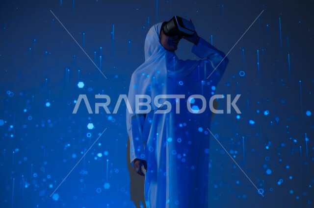 استخدام التقنيات الحديثة المتطورة، تعزيز مفهوم التطور الرقمي والتكنولوجي في المجتمع السعودي، امرأة عربية خليجية سعودية مبتسمة محجبة ترتدي العباءة تضع نظارات الواقع الافتراضي، خلفية زرقاء مع خطوط ودوائر هولوجرامية مضيئة ثلاثية الأبعاد
