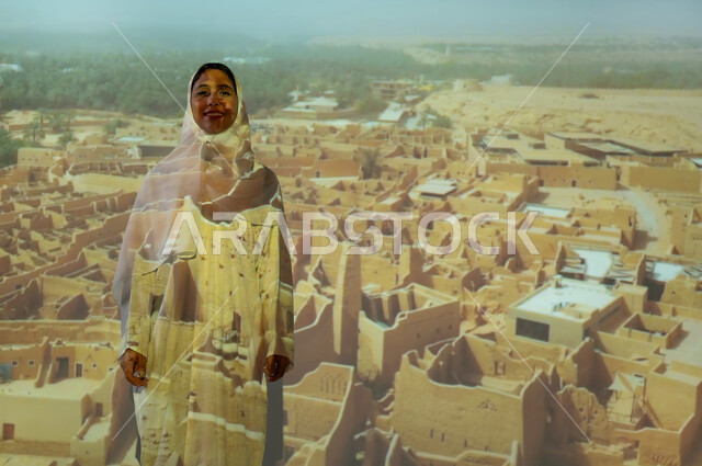 جذب واستقطاب السائحين من مختف البلدان، أماكن ومعالم سياحية شعبية تراثية، امرأة عربية خليجية سعودية مبتسمة محجبة ترتدي العباءة تنظر الى الكاميرا بإيماءات السعادة والسرور، الفن الهندسي المعماري على الطراز القديم، المباني والبيوت الأثرية الطينية في الدرعية