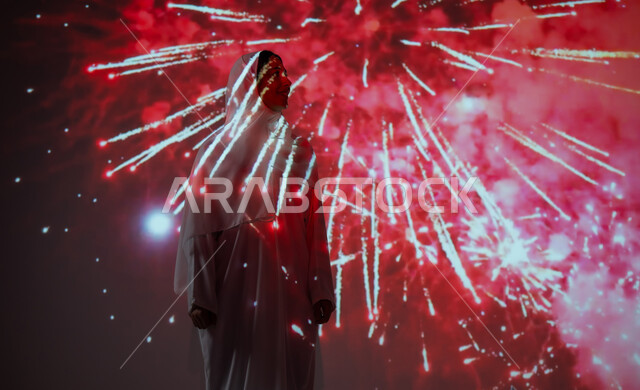 الاستمتاع بالألعاب النارية في الأعياد والمناسبات، أنشطة ترفيهية وفعاليات احتفالية، إمرأة عربية خليجية سعودية مبتسمة ترتدي العباءة والحجاب تنظر إلى المفرقعات، احتفالات ومهرجانات في المملكة، الاحتفال باليوم الوطني السعودي