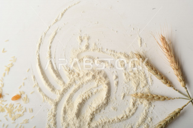 مجموعة من الأرز والزبيب والطحين على خلفية بيضاء