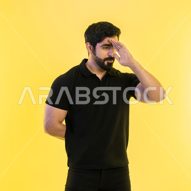 ايماءات إلقاء التحية والسلام الاماراتية، تعابير الترحيب والاستقبال، بورتريه لشاب عربي خليجي اماراتي يرتدي الزي الكاجولل يقوم برفع يده للأعلى، خلفية صفراء