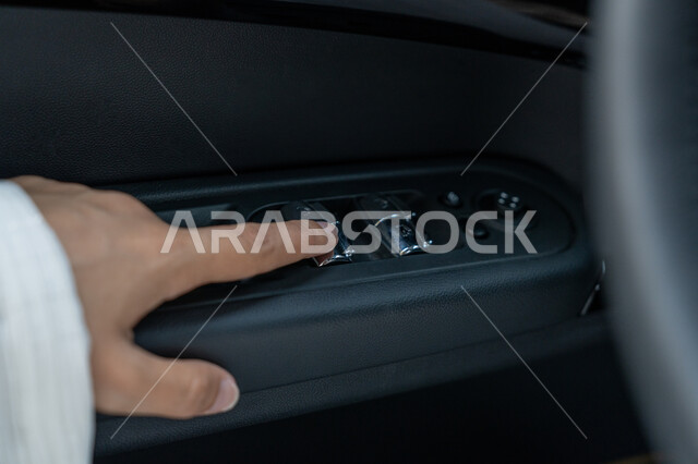 أهمية إتقان القيادة عند السيدات, صورة مقربة ليد سيدة عربية خليجية إماراتية تقوم بإغلاق نافذة السيارة، شابة سعودية تضغط على الزر الالكتروني للتحكم بالنوافذ, حرية الأنثى في المجتمع الخليجي واستقلالها، مفهوم القيادة للمرأة العربية