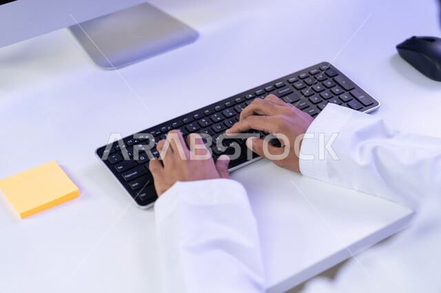 تحضير وتقديم البرامج الإذاعية، الإجابة على أسئلة العملاء، مفهوم العمل في مجال خدمة الزبائن،  بورتريه مقرب لأيدي موظف عربي خليجي اماراتي يرتدي الزي التقليدي يجلس في المكتب، دمج التقنيات الحديثة في الحياة العملية