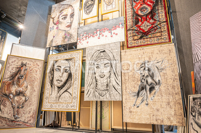 متحف للفنون الإبداعية , صناعات و مشغولات يدوية , رسوم جدارية معلقة , زاوية فنية في احدى الأماكن التراثية السياحية السعودية ، الموهبة و الإبداع في الرسم ، معرض الرسومات و اللوحات التشكيلية