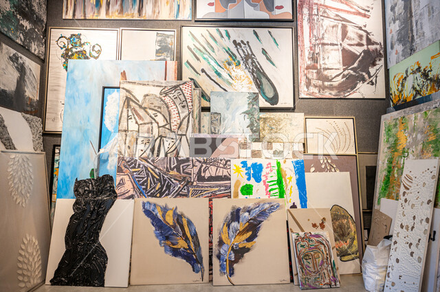 الموهبة و الإبداع في الرسم , صناعات و مشغولات يدوية , متحف لعرض الأعمال الفنية , معرض للرسومات و اللوحات التشكيلية المميزة , زاوية فنية في احدى الأماكن التراثية السياحية السعودية ، لوحات جدارية معلقة