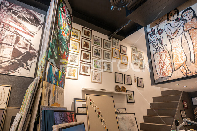 صناعات و مشغولات يدوية , متحف لعرض الأعمال الفنية , معرض للرسومات و اللوحات التشكيلية المميزة , زاوية فنية في احدى الأماكن التراثية السياحية السعودية ، لوحات جدارية معلقة ، الموهبة و الإبداع في الرسم