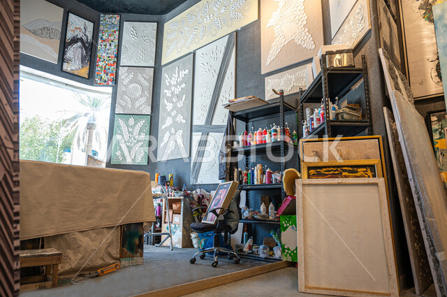 متحف لعرض الأعمال الفنية , معرض للرسومات و اللوحات التشكيلية المميزة , زاوية فنية في احدى الأماكن التراثية السياحية السعودية ، لوحات جدارية معلقة ، صناعات و مشغولات يدوية ، الموهبة و الإبداع في الرسم