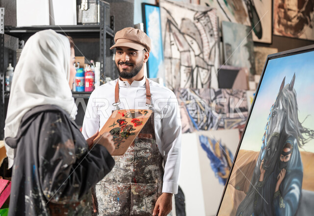 دمج الألوان المناسبة لإتمام الرسوم , معرض الرسومات و اللوحات التشكيلية في السعودية , رسامان عربيان خليجيان سعوديان يقومان بالتعاون لإنجاز مشروع فني ناجح , مفهوم الموهبة و الإبداع , ورشة عمل فنية