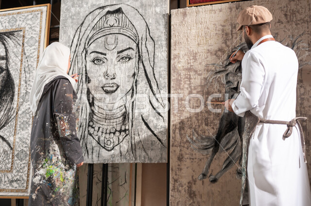 الشغف بموهبة الفنون اليدوية , ممارسة هواية الفن التشكيلي , رسامان عربيان خليجيان سعوديان يقومان بإنشاء لوحات جدارية معلقة , استخدام ريشة الرسم , تصاميم فنية مميزة , الاستمتاع بالأنشطة الترفيهية الممتعة