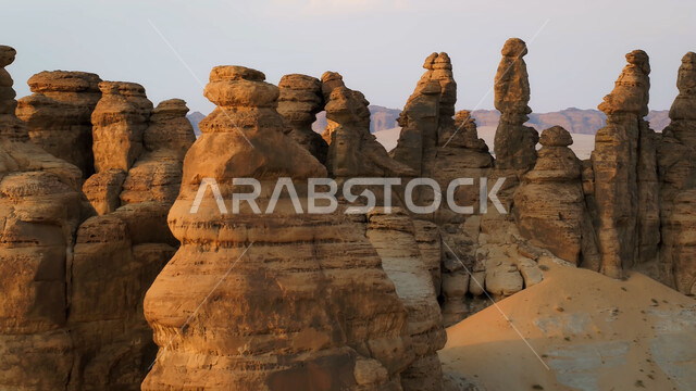 معالم اثرية تاريخية قديمة، اماكن سياحية مشهورة، التكوينات والتشكيلات الصخرية في صحراء محافظة العلا، القمم والمرتفعات الجبلية وسط البيئة الرمليه، المناظر الطبيعية في المناطق الصحراوية في المملكة العربيه السعودية