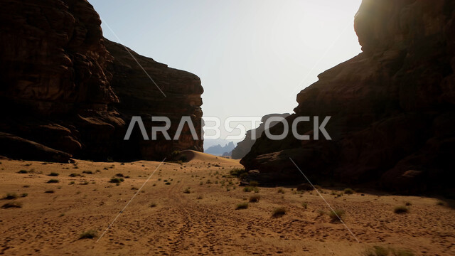 القمم والمرتفعات الجبلية وسط البيئة الرمليه، المناظر الطبيعية في المناطق الصحراوية في المملكة العربيه السعودية، معالم اثرية تاريخية قديمة، اماكن سياحية مشهورة، التكوينات والتشكيلات الصخرية في صحراء محافظة العلا