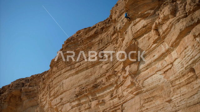 معالم اثرية تاريخية قديمة، اماكن سياحية مشهورة، التكوينات والتشكيلات الصخرية في صحراء محافظة العلا، القمم والمرتفعات الجبلية وسط البيئة الرمليه، المناظر الطبيعية في المناطق الصحراوية في المملكة العربيه السعودية