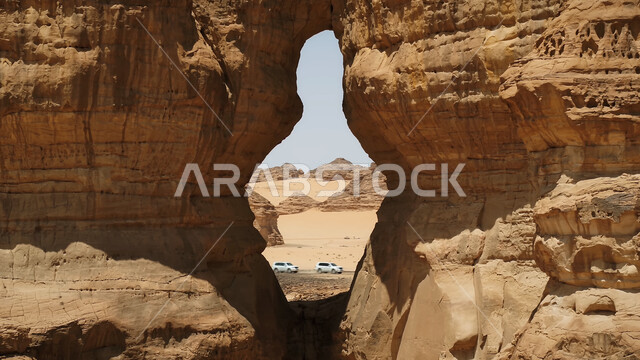 معالم اثرية تاريخية قديمة، اماكن سياحية مشهورة، التكوينات والتشكيلات الصخرية في صحراء محافظة العلا، القمم والمرتفعات الجبلية وسط البيئة الرمليه، المناظر الطبيعية في المناطق الصحراوية في المملكة العربيه السعودية