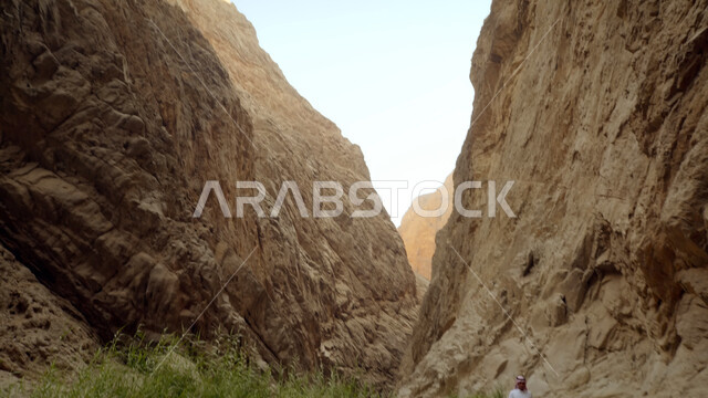 معالم اثرية تاريخية قديمة، اماكن سياحية مشهورة، التكوينات والتشكيلات الصخرية في صحراء محافظة العلا، القمم والمرتفعات الجبلية وسط البيئة الرمليه، المناظر الطبيعية في المناطق الصحراوية في المملكة العربيه السعودية