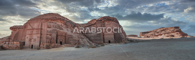 بيوت حجرية قديمة لمدائن صالح  ،جمال الطبيعة الصحراوية لمدينة العلا، صخور باشكال مختلفة في صحراء السعودية ، معالم سياحية قديمة
