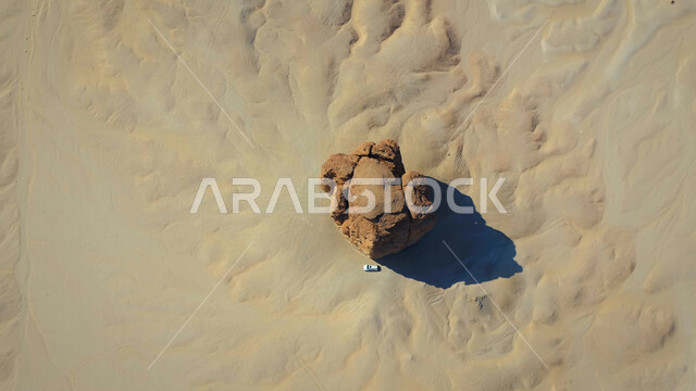 التكوينات والتشكيلات الصخرية في صحراء محافظة العلا، القمم والمرتفعات الجبلية وسط البيئة الرمليه، المناظر الطبيعية في المناطق الصحراوية في المملكة العربيه السعودية، معالم اثرية تاريخية قديمة، اماكن سياحية مشهورة