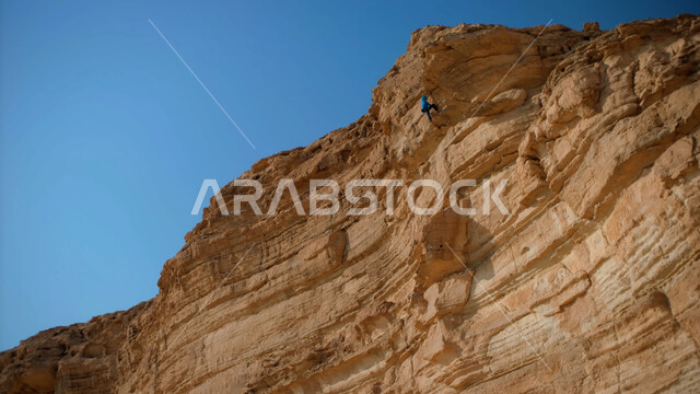 معالم اثرية تاريخية قديمة، اماكن سياحية مشهورة، التكوينات والتشكيلات الصخرية في صحراء محافظة العلا، القمم والمرتفعات الجبلية وسط البيئة الرمليه، المناظر الطبيعية في المناطق الصحراوية في المملكة العربيه السعودية