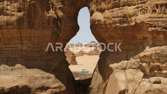 معالم اثرية تاريخية قديمة، اماكن سياحية مشهورة، التكوينات والتشكيلات الصخرية في صحراء محافظة العلا، القمم والمرتفعات الجبلية وسط البيئة الرمليه، المناظر الطبيعية في المناطق الصحراوية في المملكة العربيه السعودية