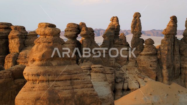 معالم اثرية تاريخية قديمة، اماكن سياحية مشهورة، التكوينات والتشكيلات الصخرية في صحراء محافظة العلا، القمم والمرتفعات الجبلية وسط البيئة الرمليه، المناظر الطبيعية في المناطق الصحراوية في المملكة العربيه السعودية