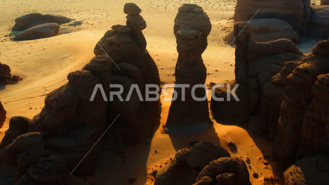 التكوينات والتشكيلات الصخرية في صحراء محافظة العلا، القمم والمرتفعات الجبلية وسط البيئة الرمليه، المناظر الطبيعية في المناطق الصحراوية في المملكة العربيه السعودية، معالم اثرية تاريخية قديمة، اماكن سياحية مشهورة