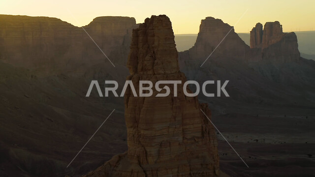 التكوينات والتشكيلات الصخرية في صحراء محافظة العلا، القمم والمرتفعات الجبلية وسط البيئة الرمليه، المناظر الطبيعية في المناطق الصحراوية في المملكة العربيه السعودية، معالم اثرية تاريخية قديمة، اماكن سياحية مشهورة