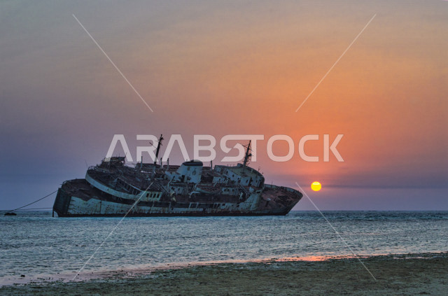 السفينة الغارقة جنوب جدة في منطقة الشعيبة , معالم سياحية في السعودية , طبيعة خلابة تجذب السائحين , ميناء الشعيبة على البحر الأحمر 