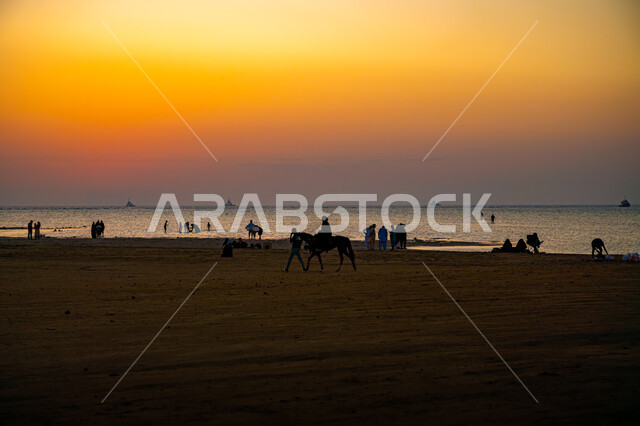 منظر غروب الشمس على شاطئ السيف في مدينة جدة, الاستمتاع بالمناظر الطبيعية والأجواء البحرية الهادئة, مناطق السياحة الطبيعية في فصل الصيف، أماكن سياحية ترفيهية في المملكة العربية السعودية
