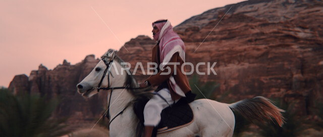 شغف الفروسية وممارسة هواية ركوب الخيل، رجل عربي خليجي سعودي يركب على ظهر جواد عربي أصيل، توارث حب الخيول من الأجداد ونشره بين أبناء الوطن، إمتطاء الحصان على الرمال الناعمة في المناطق الصحراوية، التكوينات والتشكيلات الصخرية في صحراء السعودية