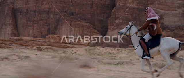 شغف الفروسية وممارسة هواية ركوب الخيل، التشكيلات والتكوينات الصخرية في صحراء السعودية، إمتطاء الحصان على الرمال الناعمة في المناطق الصحراوية، توارث حب الخيول من الأجداد ونشره بين أبناء الوطن، رجل عربي خليجي سعودي يركب على ظهر جواد عربي أصيل