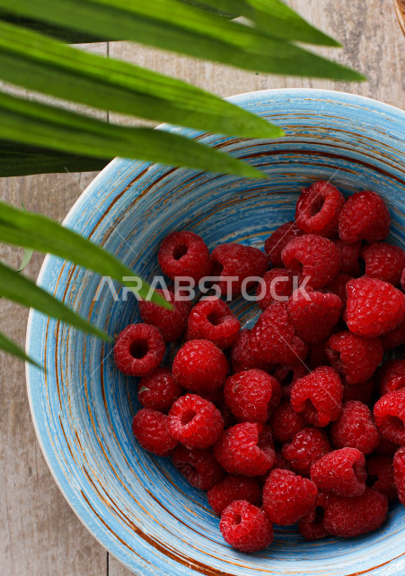 صورة مقربة لفاكهة التوت الحلو الطازج على خلفية طاولة خشبية 