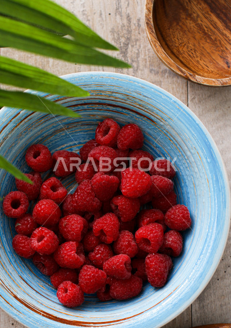 صورة مقربة لفاكهة التوت الحلو الطازج على خلفية طاولة خشبية 