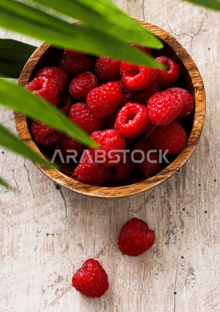 صورة مقربة لفاكهة التوت الحلو الطازج على خلفية طاولة خشبية 