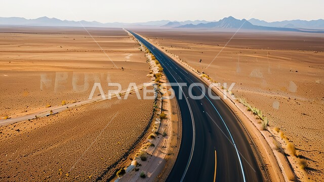  طريق اسفلتي معبد وسط الرما الذهبية الناعمة، الكثبان الرملية في المناطق الصحراوية، ضواحي وصحاري المملكة العربية السعودية، تهيئة طرقات السفر السريعة