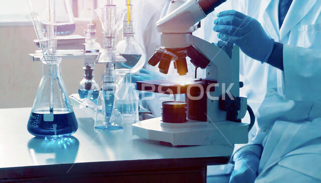   مركز أبحاث في المملكة العربية السعودية، تقدم التكنولوجيا الحيوية في المختبرات العلمية، صورة مقربة ليد مخبري يرتدي القفازات يقوم باستخدام التقنيات المتطورة، مفهوم البحث والتطوير العلمي للعينات عبر الأجهزة الحديثة في مخبر الأبحاث الطبية, الطب والرعاية الصحيه