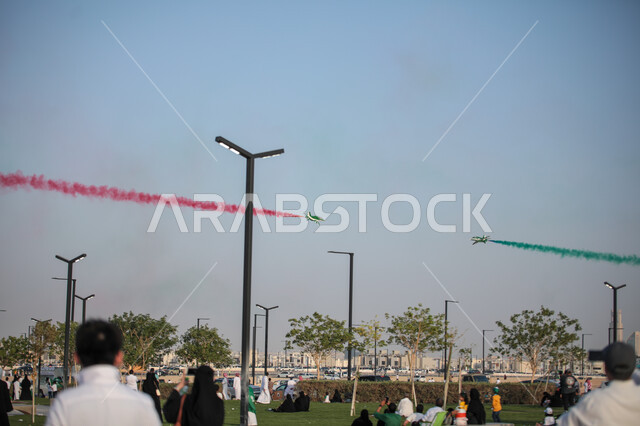 مجموعة مواطنون يشاهدون استعراض فريق الطيران باليوم الوطني السعودي، إظهار الولاء والحب للدولة السعودية، استذكار اليوم الوطني السعودي في 23 سبتمبر، فعاليات يوم العلم 11 مارس، الاحتفال بالاعياد والمناسبات الوطنية، تقديم عروض جوية في سماء المملكة العربية السعودية