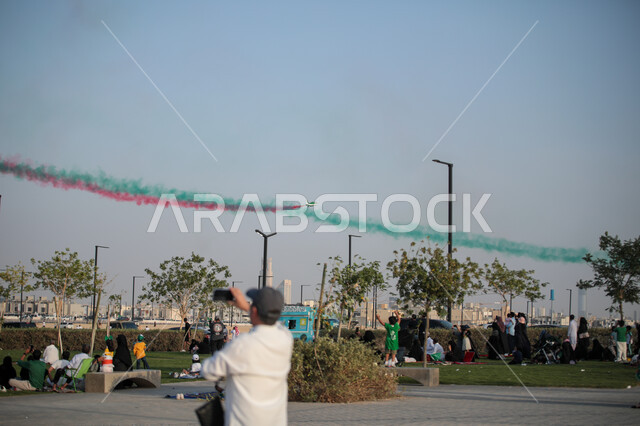 مجموعة مواطنون يشاهدون استعراض فريق الطيران باليوم الوطني السعودي، إظهار الولاء والحب للدولة السعودية، استذكار اليوم الوطني السعودي في 23 سبتمبر، فعاليات يوم العلم 11 مارس، الاحتفال بالاعياد والمناسبات الوطنية، تقديم عروض جوية في سماء المملكة العربية السعودية