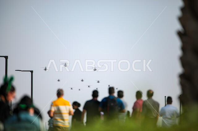 مجموعة مواطنون يشاهدون استعراض فريق الطيران باليوم الوطني السعودي، إظهار الولاء والحب للدولة السعودية، استذكار اليوم الوطني السعودي في 23 سبتمبر، فعاليات يوم العلم 11 مارس، الاحتفال بالاعياد والمناسبات الوطنية، تقديم عروض جوية في سماء المملكة العربية السعودية