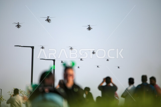 مجموعة مواطنون يشاهدون استعراض فريق الطيران باليوم الوطني السعودي، إظهار الولاء والحب للدولة السعودية، استذكار اليوم الوطني السعودي في 23 سبتمبر، فعاليات يوم العلم 11 مارس، الاحتفال بالاعياد والمناسبات الوطنية، تقديم عروض جوية في سماء المملكة العربية السعودية