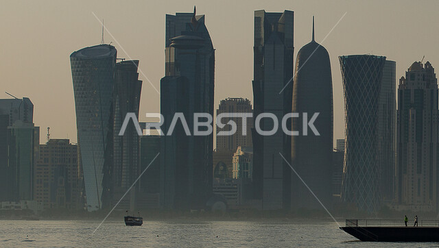 التطور والتقدم العمراني للأبراج وناطحات السحاب المطلة على ساحل البحر الأحمر, الواجهة البحرية في المملكة العربية السعودية وقت الغروب,  معالم وأماكن سياحية مشهورة, المناظر الطبيعية المائية، مناطق جذب الزوار إلى مدينة جدة الساحلية