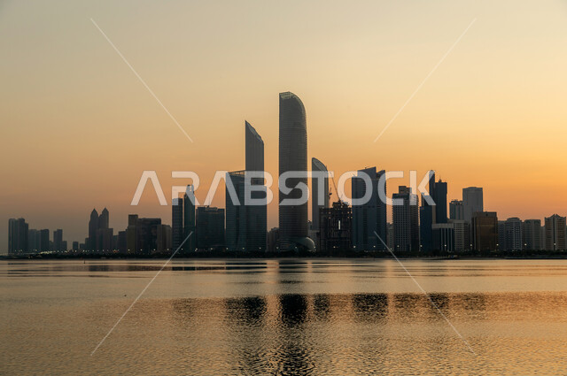 النمو والتطور العمراني للأبراج وناطحات السحاب المطلة على ساحل البحر الأحمر, الواجهة البحرية في المملكة العربية السعودية وقت الغروب,  معالم وأماكن سياحية مشهورة, المناظر الطبيعية المائية، مناطق جذب الزوار إلى مدينة جدة الساحلية