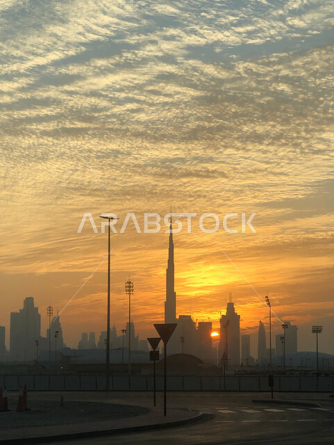 منظر السماء في وقت غروب الشمس، جذب واستقطاب السياح من انحاء العالم، برج خليفة في مدينة دبي، النمو والتطور العمراني للأبراج وناطحات السحاب المشهورة في الإمارات العربية المتحدة،  الهندسة الفنية المعمارية على الطراز الحديث والمتطور
