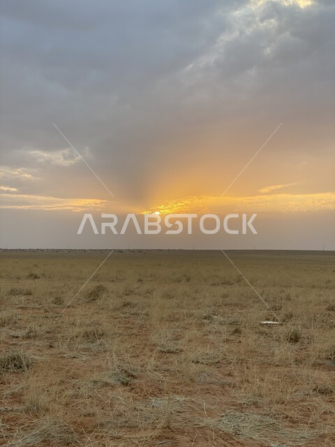 منظر السماء المليئة بالغيوم والسحب البيضاء, مناطق السياحة وقضاء الوقت الممتع, أماكن الرحلات والمغامرات السياحية في الصحاري السعودية, الرمال الذهبية الناعمة في الأماكن الصحراوية