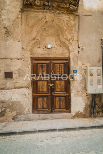 صورة لباب اثري قديم ، البلد التاريخي في مدينة جدة  ، المملكة العربية السعودية ، المدينة التاريخية في جدة بتصميم معماري عربي وإسلامي قديم.