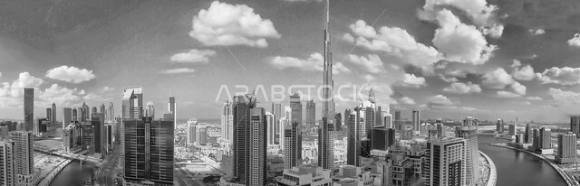  برج خلفية في دبي، التوسع والتقدم العمراني في دولة الإمارات العربية المتحدة، صورة بالأبيض والأسود للأبراج وناطحات السحاب، الفن الهندسي المعماري للمباني والمنشآت السكنية والتجارية، منظر السماء بالغيوم الملبدة