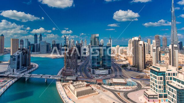 مرفأ ومرسى اليخوت في مارينا دبي وضح النهار, الفن الهندسي المعماري للمباني والمنشآت المطلة على البحر، النمو والتطور العمراني للأبراج وناطحات السحاب في دولة الإمارات العربية المتحدة، معالم دبي السياحية المشهورة, الواجهة البحرية المطلة على ساحل الخليج العربي