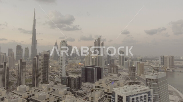 معالم وأماكن سياحية مشهورة، الفن الهندسي المعماري للمباني والمنشآت السكنية والتجارية، برج خلفية في دبي، التوسع والتقدم العمراني في دولة الإمارات العربية المتحدة، صورة بالأبيض والأسود للأبراج وناطحات السحاب