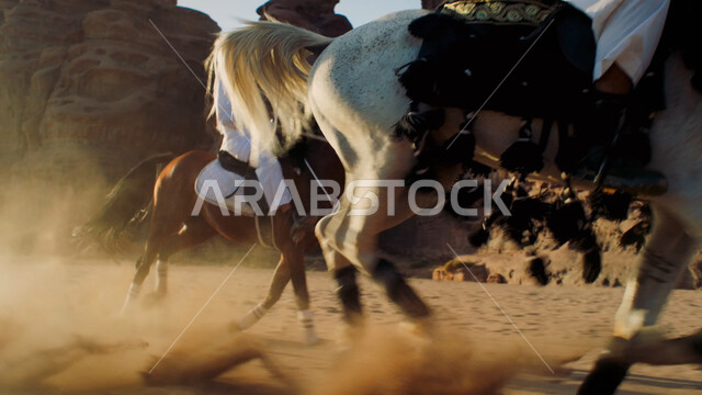 التشكيلات والتكوينات الصخرية الطبيعية في صحراء السعودية، التجول في الطبيعة الصحراوية على ظهر الحصان، ممارسة هواية ركوب الخيل، توارث حب الجياد من الأجداد إلى الأبناء، صورة مقربة لفرسان عرب خليجين سعودين