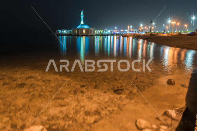 صورة مبدعة لمسجد الرحمه وانعكاسه عند البحر ,   انعكاس الانوار على البحر , مسجد الرحمة في جدة . 